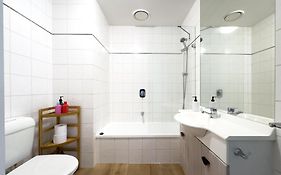Ocean View Apartment Close To Cbd With Indoor Pool.